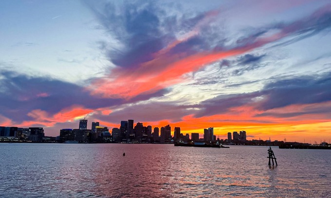 Jeffries Point Condo | Light-filled condo near airport and city with AC, W/D, patio, balcony, & hot tub