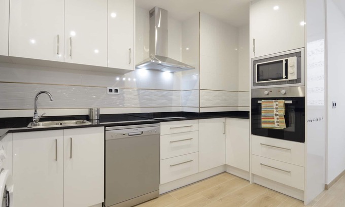 Plaza de Toros-Doctores-San Lazaro Apartment | Lightbooking Materno Granada