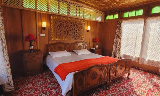 Nagin Bagh Hotel | Lily Of The World Houseboat