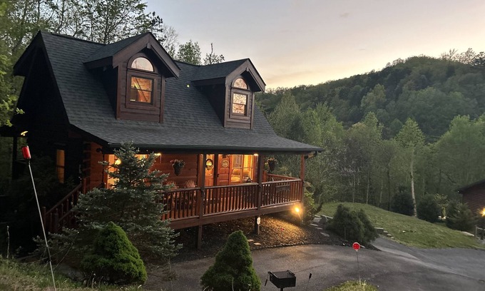 Gatlinburg - Pigeon Forge Cabin | Little Smokey Place 2B-2B CABIN! GREAT LOCATION !VIEWS !HOT TUB! POOL!