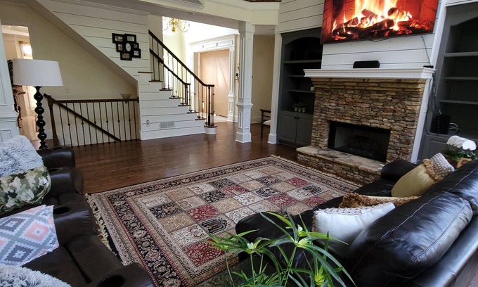 Suwanee House | Live in a mansion near the city, offering a resort-style setup.