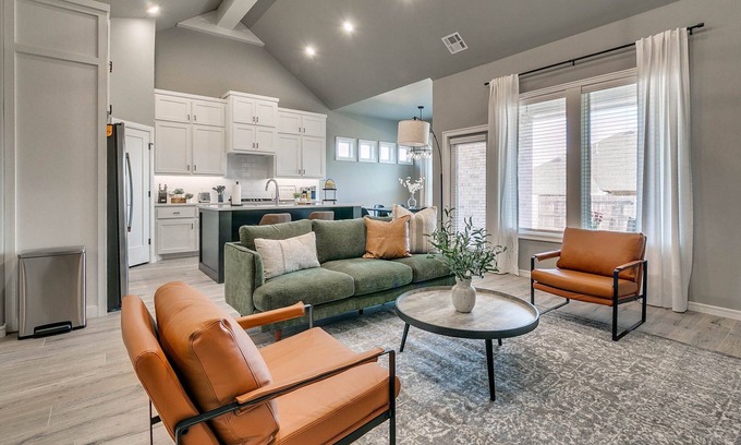 Edmond House | Live Like a Local in Luxurious Comfort!