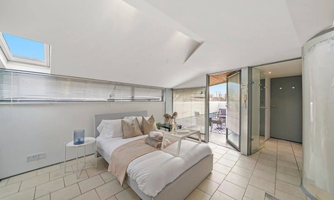 Cantelowes Apartment | Livestay Camden Mews House /Private Roof Terrace