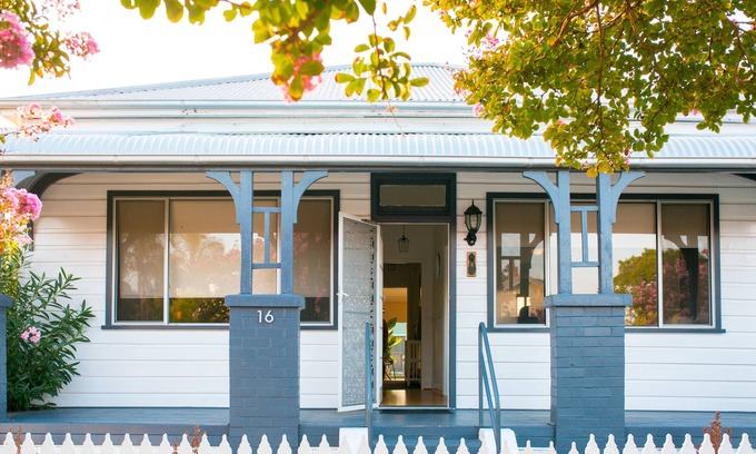 Cessnock Cottage | Livy Lou's Cottage - 3 bedrooms with modern cosy interior, PETS WELCOME!