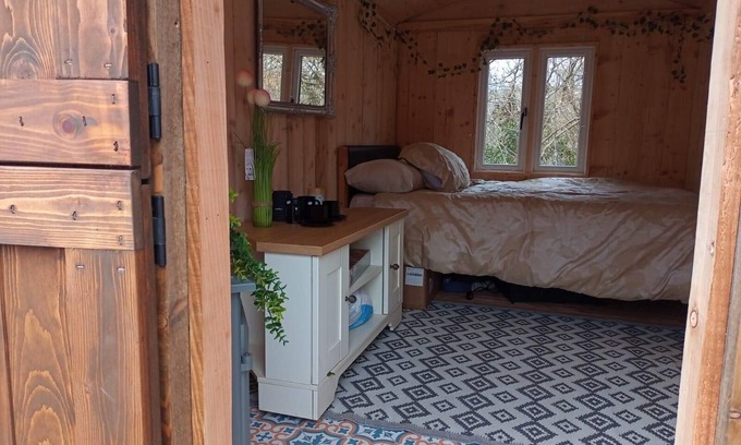 Llandovery Cabin | Llandovery - Lodge - Sleeps 2 - Parking - Hot Tub