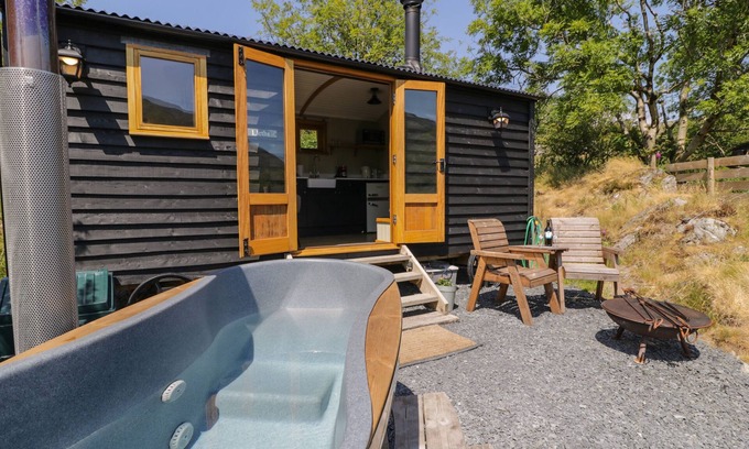 Llanbedr Cottage | Llethr - Shepherds Hut