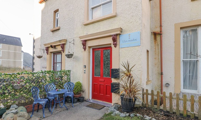 Penmaenmawr Cottage | LLYS MADOC, FIRST FLOOR FLAT, country holiday cottage in Penmaenmawr