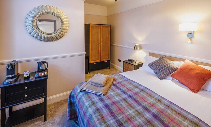 Padfield Apartment | Located in the heart of Glossop in the High Peak, Westwood Boutique Aparthotel combines comfort with convenience. Set against the breathtaking backdrop of the Peak District.