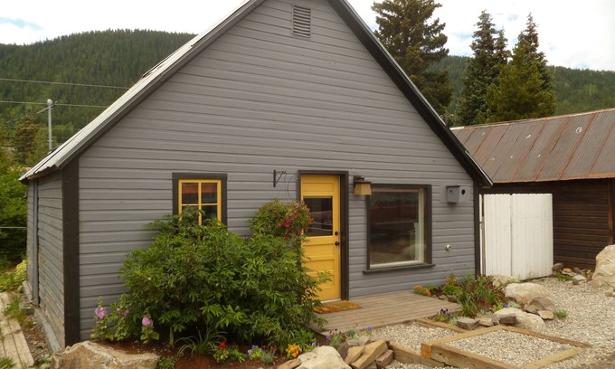 Crested Butte Cottage | Location, Large Fenced Yard and a hot tub!