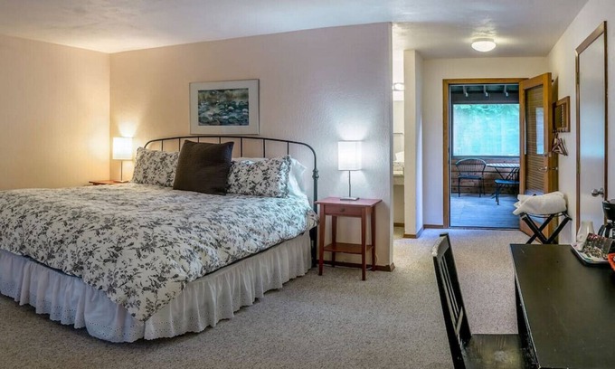 Ashland Hotel | Lodge Room 3 with Jacuzzi Tub at Green Springs Inn