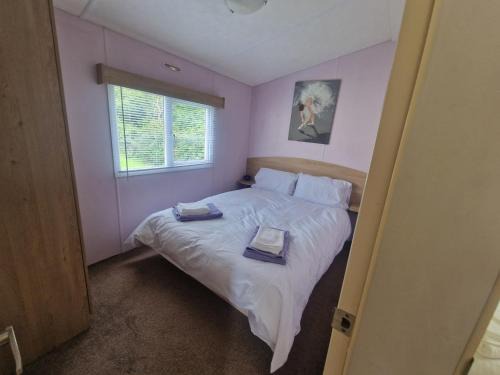 Barnstaple House | Lodge Sleeps 4 - Pet Friendly with Private Parking