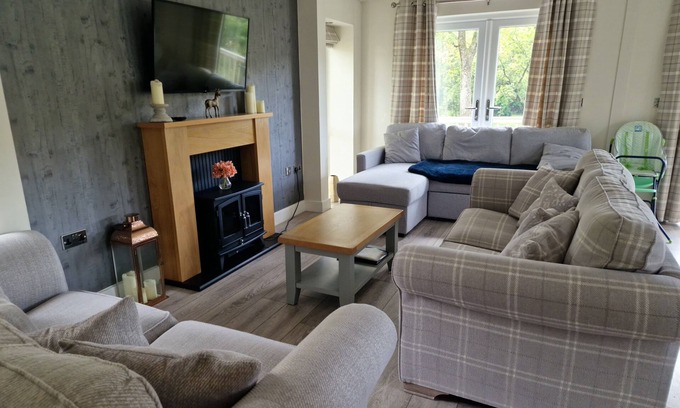 Llanfair Caereinion Cabin | Lodge - Sleeps 6, hot tub & pet friendly
