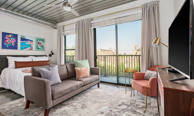 Midtown Apartment | Lodgeur | Cute & comfy studio loft | Midtown