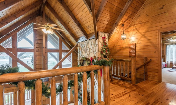 Clinton Cabin | Log Cabin convenient to Windrock ATV Park, and Norris Lake. Sleeps 12
