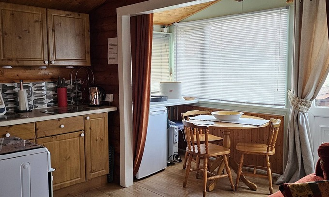 Bronaber Cabin | Log Cabin - Free Parking, Garden & pet Friendly