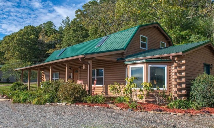 Mountain City House | Log Cabin Inn