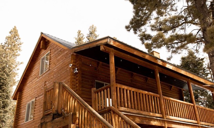 Meadow View Heights Cabin | 🏔Log Cabin Oasis w/hot tub and movie loft🏜