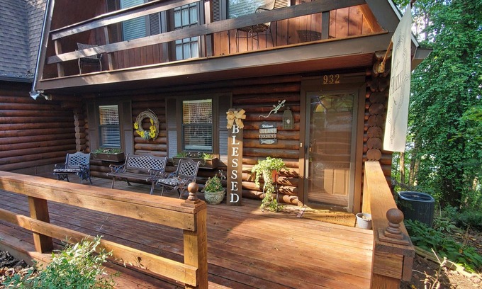 Scottsville Cabin | Log Cabin on the Lake