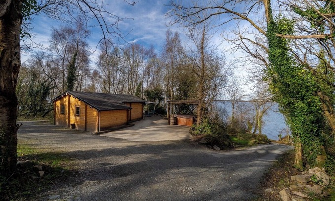 Garrykennedy Cabin | Log cabin on the lake - Sleeps 4 & jacuzzi