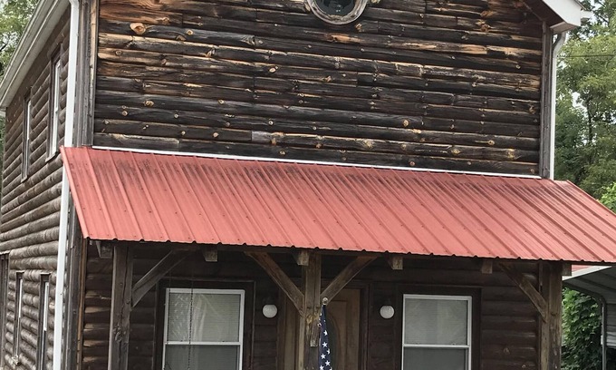 Jonesville Cabin | Log cabin with country ambiance located within city conveniences