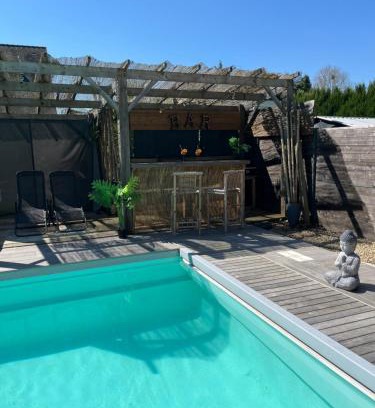Saint-Dolay House | Logement cosy avec piscine et jacuzzi privatifs
