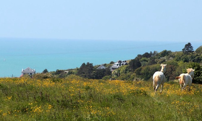 Dieppe Ski Chalet | LOGT VUE MER AVEC TRAMPOLINE ET PONEY le long du GR