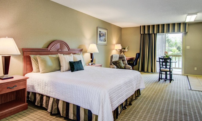 Lake Hamilton Hotel | Long Island Lake Resort
