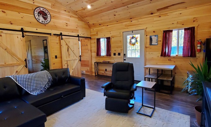 Babcock Cabin | Longcrow Inn, the cozy cabin in the woods PET FRIENDLY