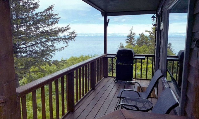 Anchor Point Cabin | Lost Anchor Cabins - Iliamna Cabin