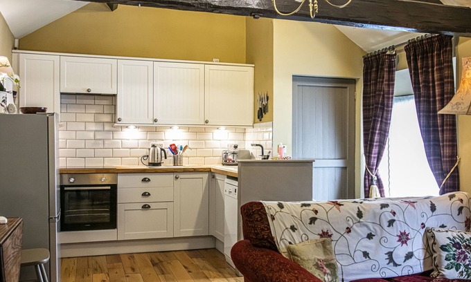 Bakewell Cottage | Love Bird