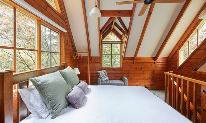 Emerald Cabin | Love in the Mist cabin (new listing)