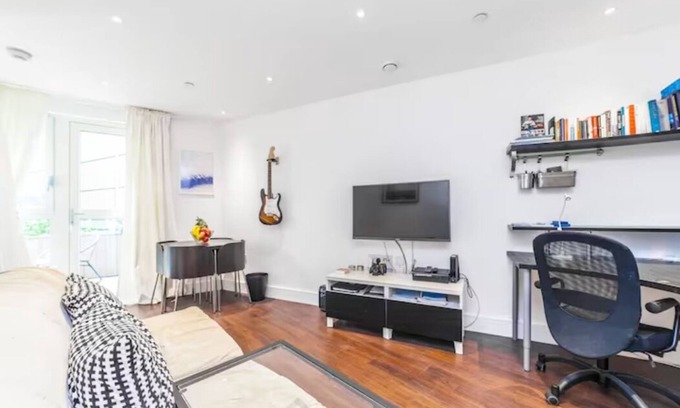 Highbury West Apartment | Lovely 1 BDR Flat w/Charming Private Terrace