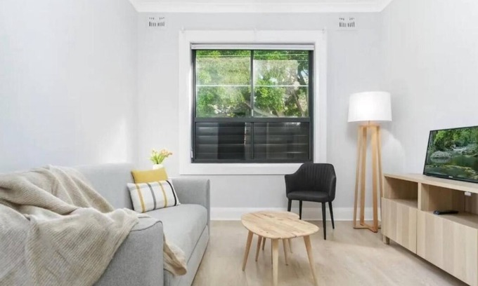 Bellevue Hill Apartment | Lovely 2 bed apartment in Bondi Beach plus fold out sofa. 15 min walk to beach.