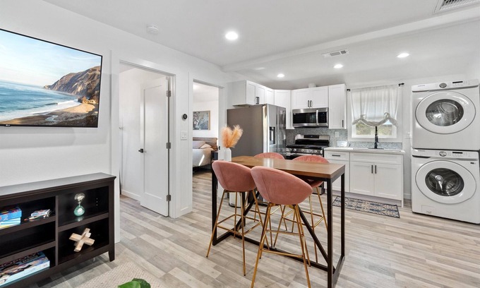 Santa Ana House | Lovely 2 Bedroom only 7 miles away from Disneyland!