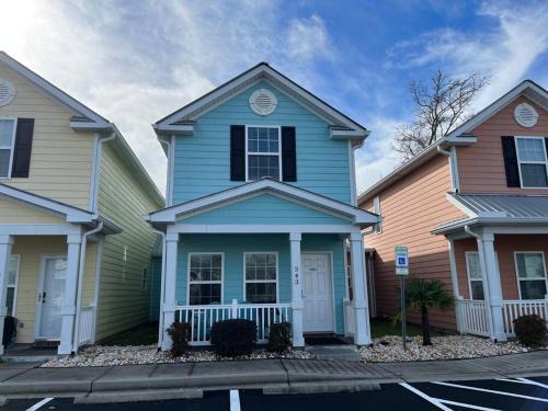 Myrtle Beach House | Lovely 2-level 2-br cottage, 2 blocks to beach