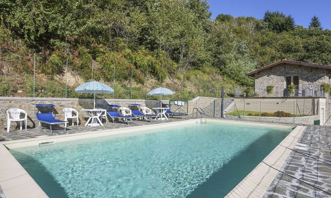 Villa Collemandina Villa | Lovely apartment in villa for 3 people with pool, WIFI, terrace and pets allowed