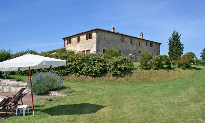 Monteroni d'Arbia Apartment | Lovely apartment for 6 people with WIFI, pool, patio and panoramic view, close to Siena
