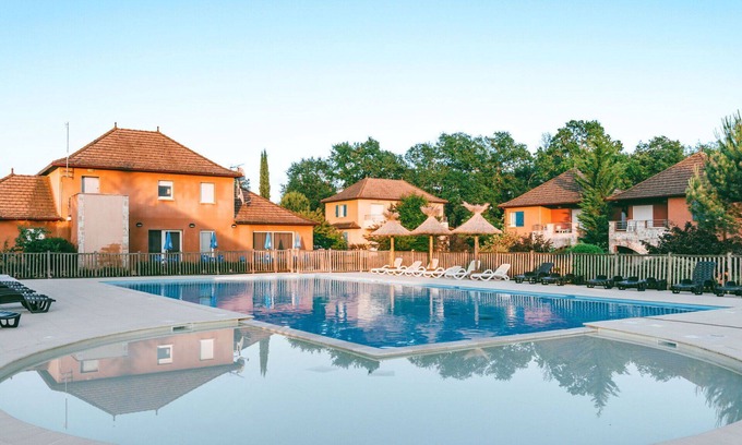 Prayssac Apartment | Lovely apartment for 6 guests with WIFI, pool, TV, terrace, pets allowed and parking