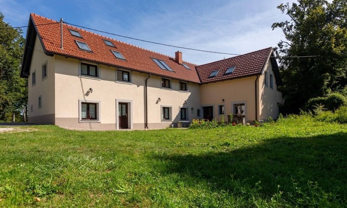 Ajdovscina Apartment | Lovely Apartment in Gozd with Garden, Great View