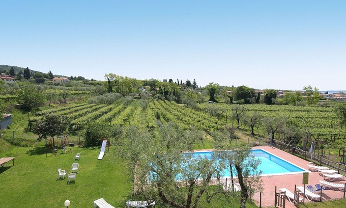 Bardolino Villa | Lovely apartment in villa for 4 guests with A/C, WIFI, pool, TV and panoramic view