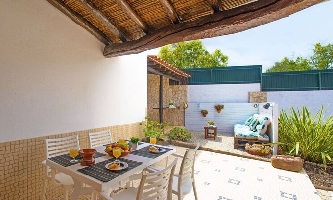 Mem Moniz House | Lovely apartment in villa for 4 guests with WIFI, pool, A/C, TV and patio
