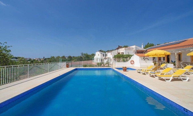 Mem Moniz House | Lovely apartment in villa for 3 people with pool, A/C, WIFI, TV and terrace