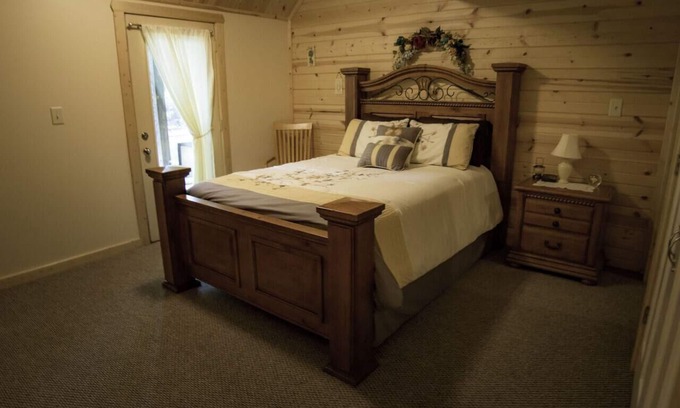 Helmsburg Bed & Breakfast | Lovely Apartment in the Woods with Hot Tub