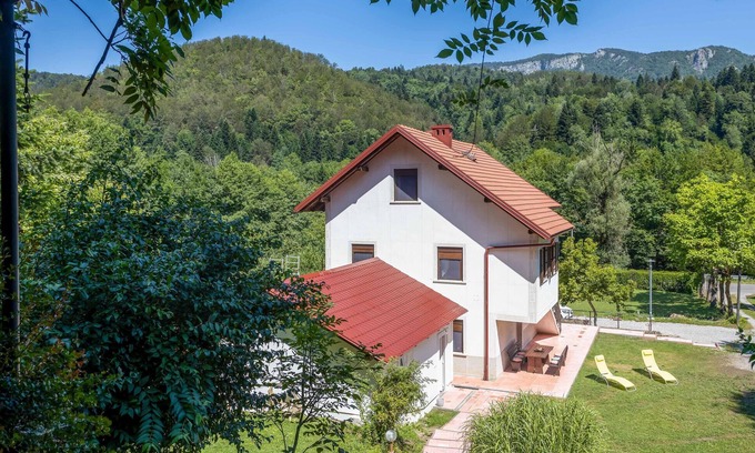 Delnice House | Lovely home in Brod na Kupi with kitchen