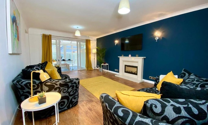 Poole House | Lovely house in a great location with Parking, WiFi & Smart TV - Near Poole & Bournemouth