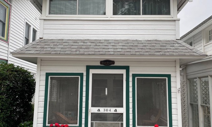 Lakeside Cottage | Lovely in-town Lakeside cottage with WiFi, 3 bedrooms for a relaxing getaway