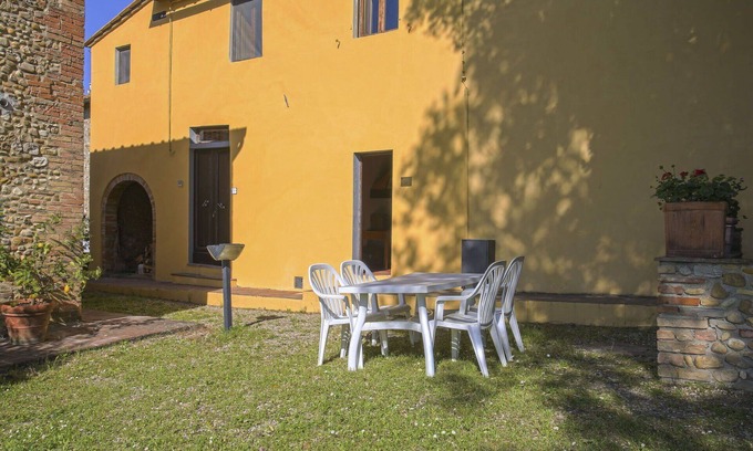 Tavarnelle Val di Pesa Apartment | Lovely apartment for 6 people with pool, WIFI, TV, patio, pets allowed and panoramic view
