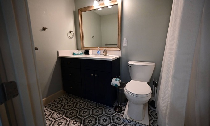 Sanibel Hotel | Lovely king room in 8 unit Inn in tranquil Sanibel with bikes, beach gear.