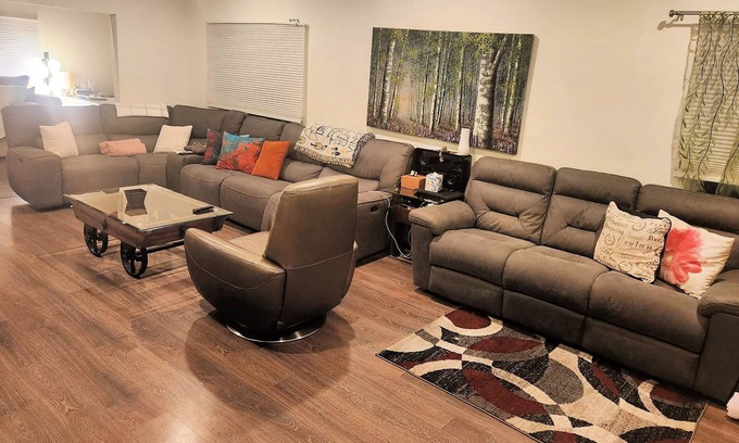 North of Montana House | Lovely Santa Monica Home Sleeps 10