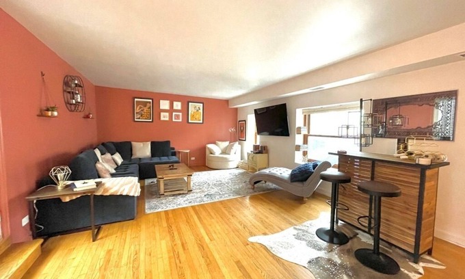 Lake View East Condo | Lovely Spacious Condo w/Private Patio